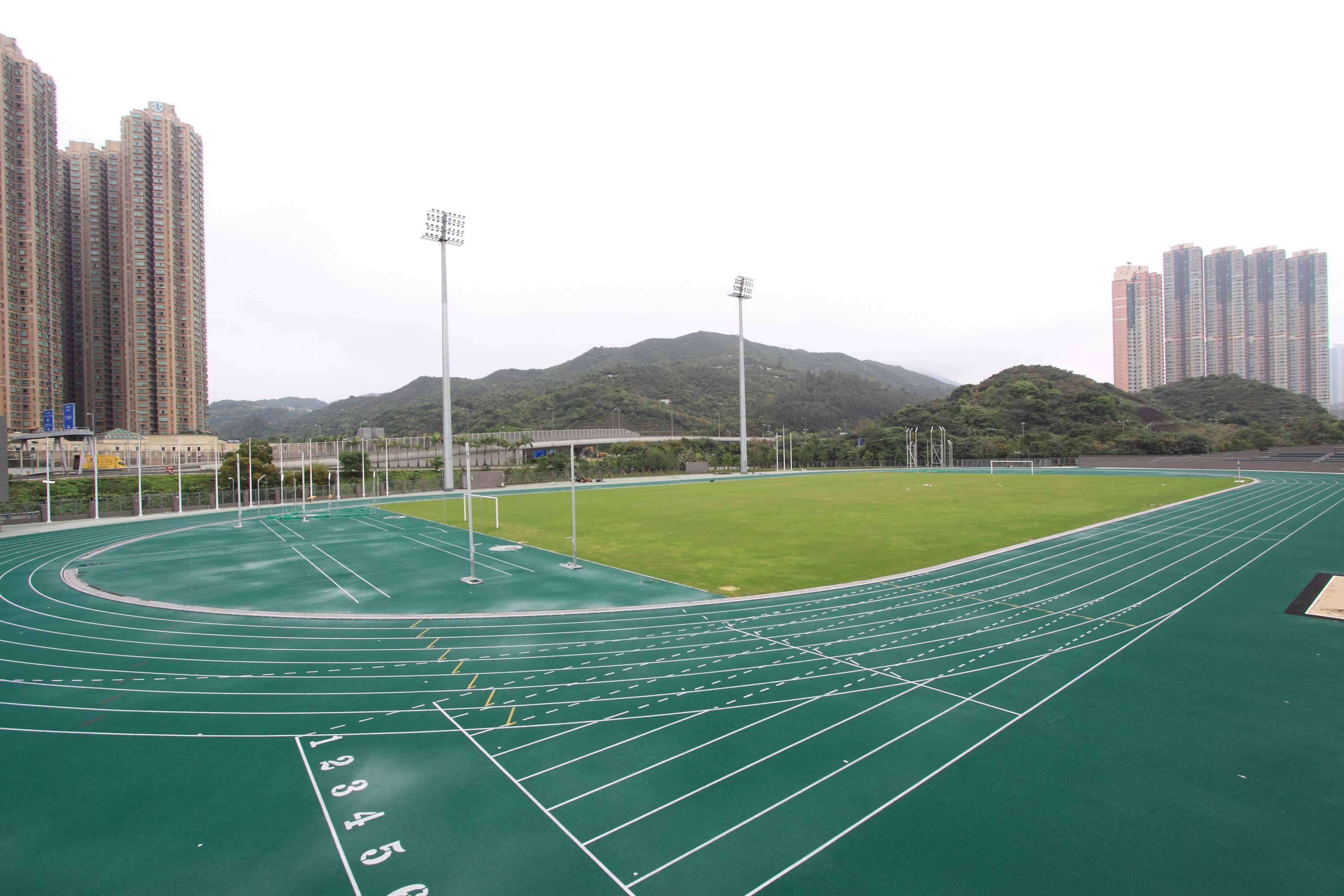 學校室外運動場綠色塑膠跑道